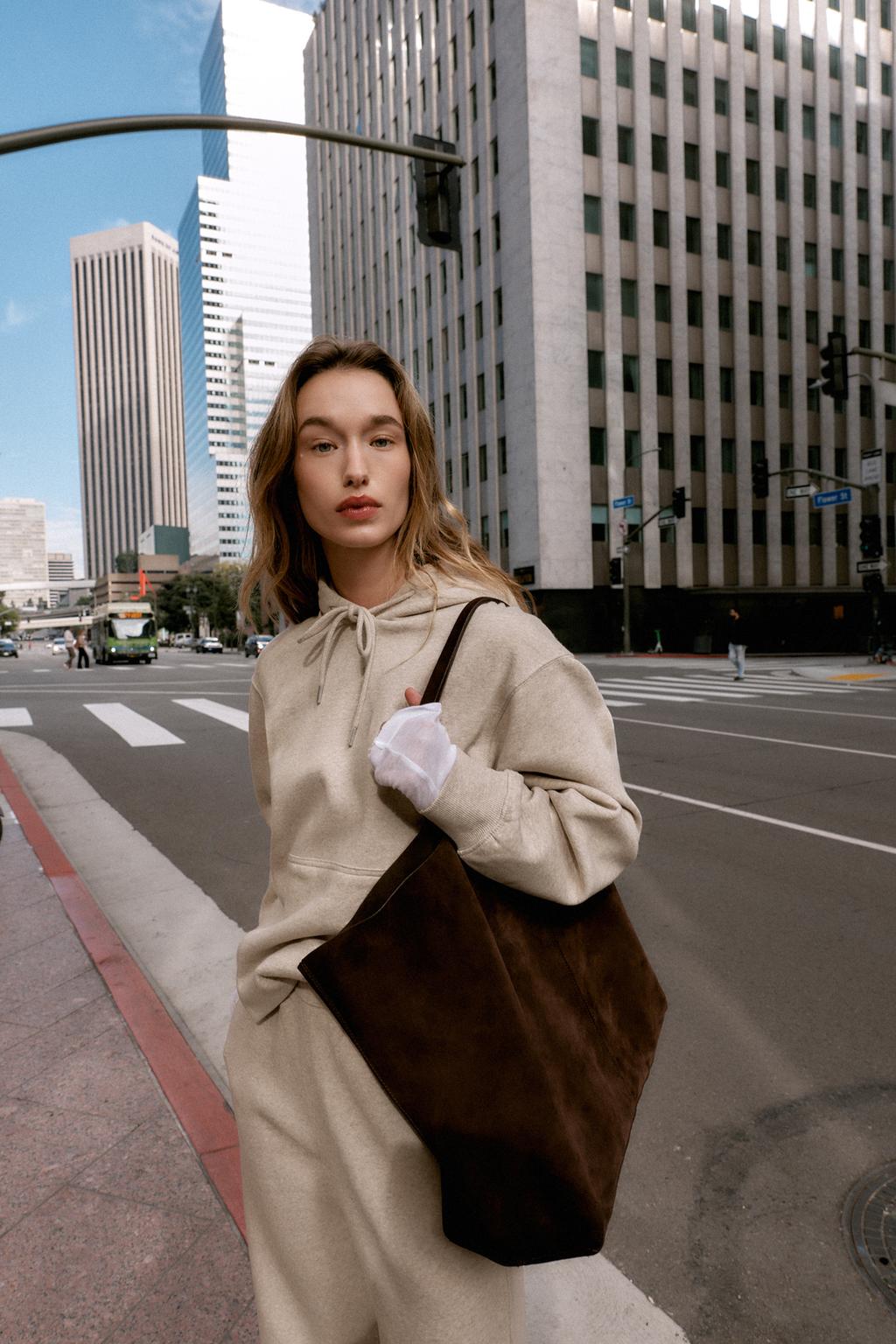 BASIC HOODIE SWEATSHIRT